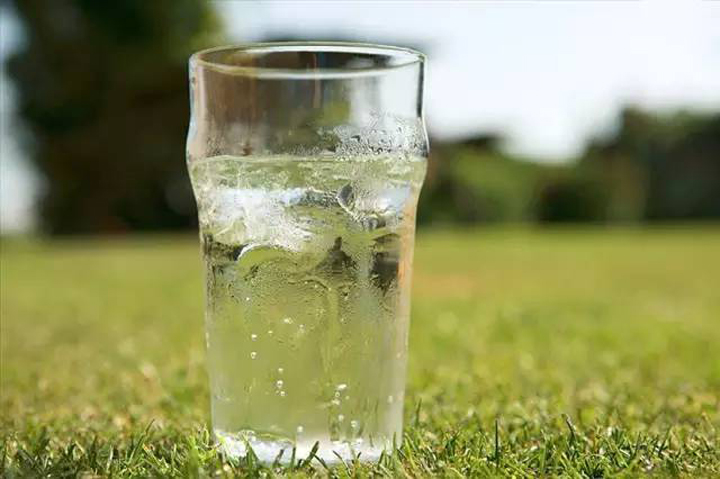 不来一杯冰镇水怎么能叫夏天？然而事实是：天气热，越喝冰水身体越热 pu